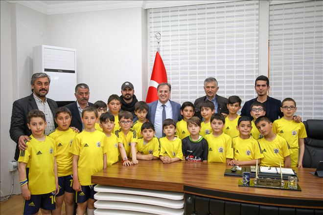 Erciyessporlu minikler, Başkan Özdoğan´ı ziyaret etti 