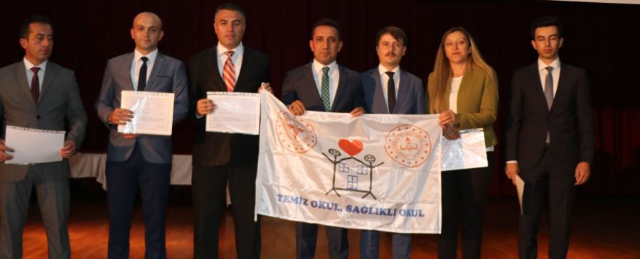  Kayseri’de 444 okula beyaz bayrak verildi