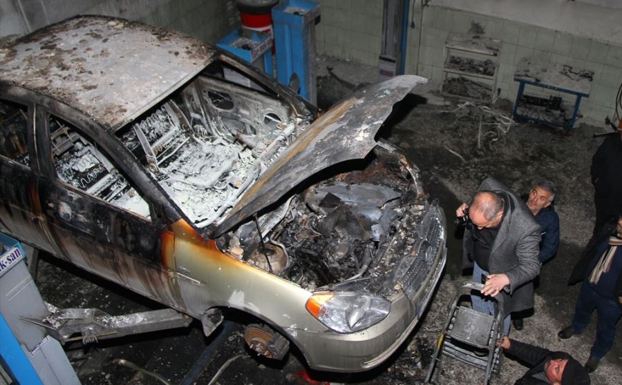 Tamir için bırakılan otomobilde çıkan yangın söndürüldü